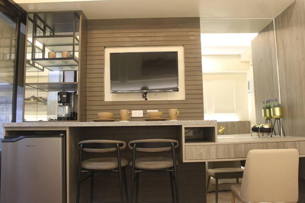 Condo Near Ayala Cebu City W Wifi Balcony Exterior photo
