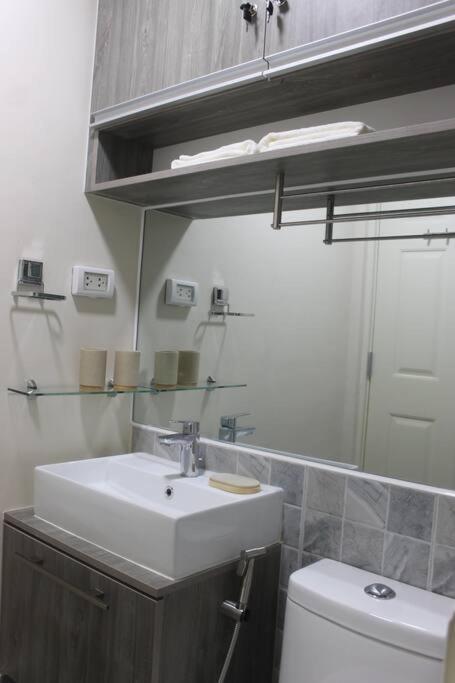 Condo Near Ayala Cebu City W Wifi Balcony Exterior photo